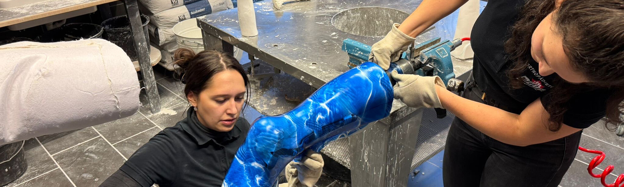 Ein Bild von 2 Mitarbeiterinnen bei der Arbeit