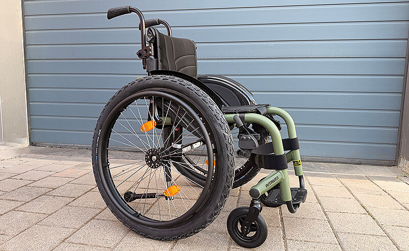 Kinderrollstuhl mit speziellen Anpassungen für Mobilität und Rehabilitation im Außenbereich